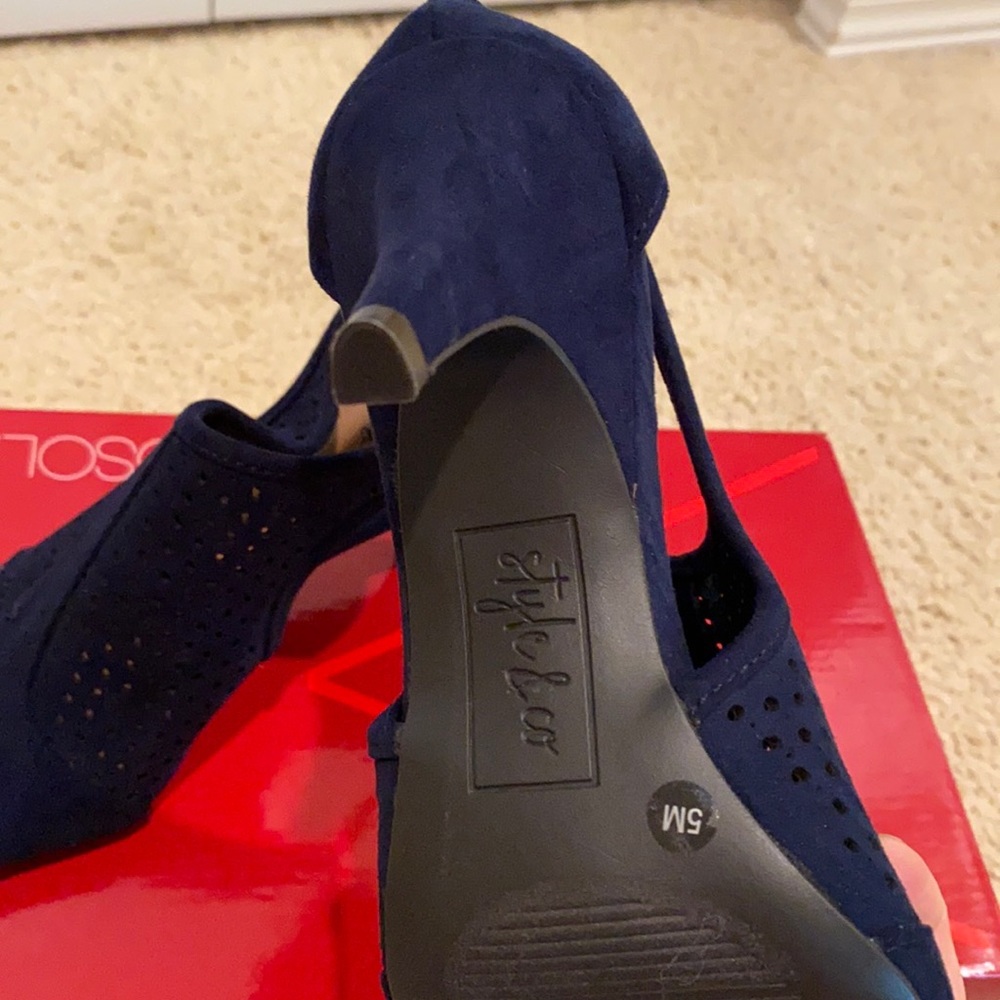Shoes - Picture 5 of 6